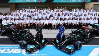 八冠王!  F1 2021赛季 梅赛德斯奔驰 车队总冠军 阿布扎比站 双车套装  + F1 2017赛季 墨西哥站 汉密尔顿 第四个车手总冠军人偶举旗复刻车模