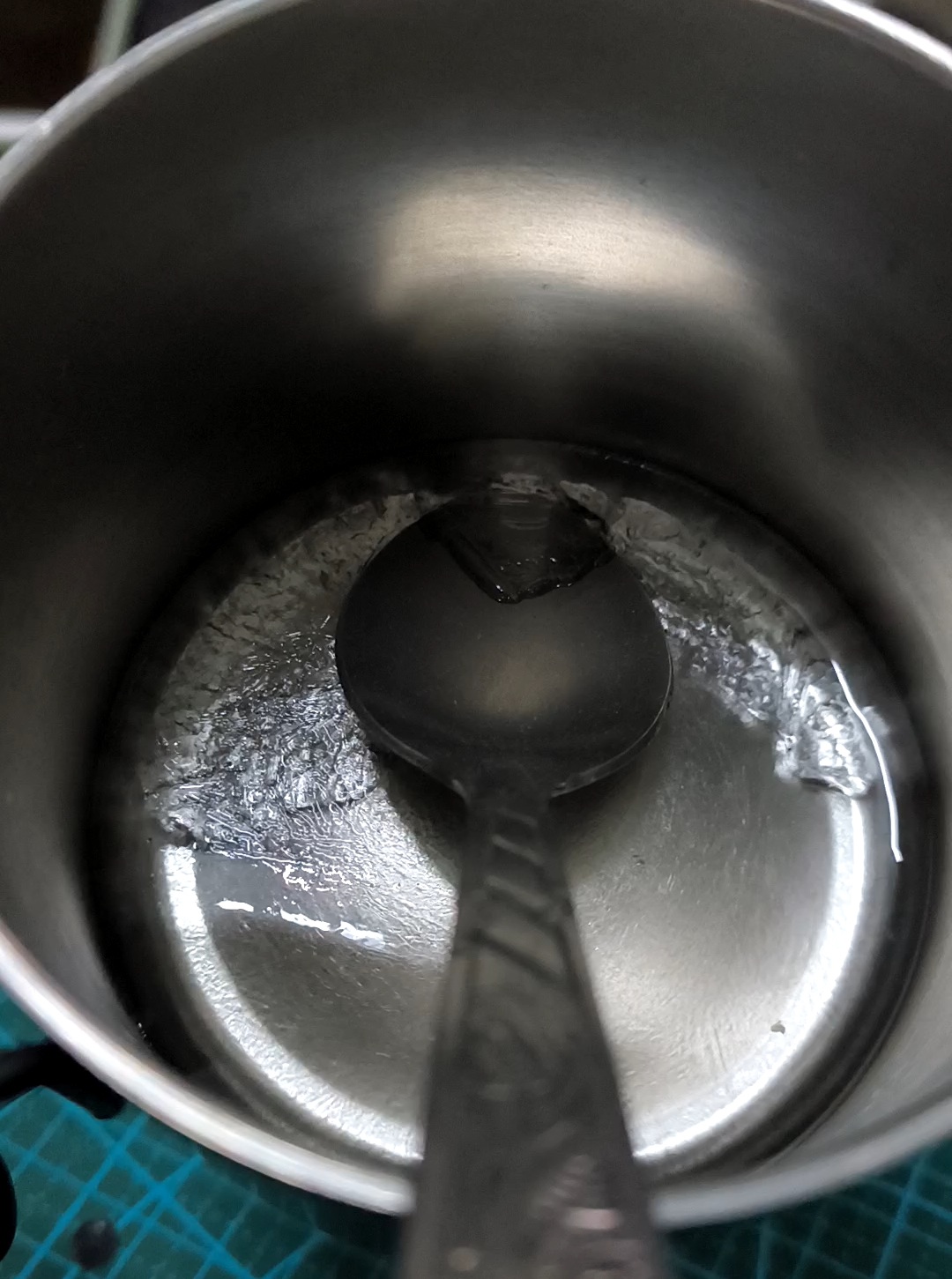 水杯里的水结冰了