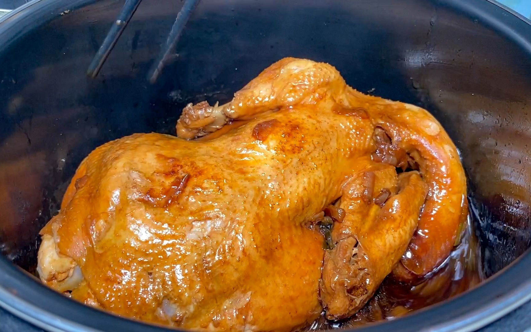 家庭版自制烧鸡,只用一个电饭锅,不加水不加油,软烂入味吃不够_哔哩