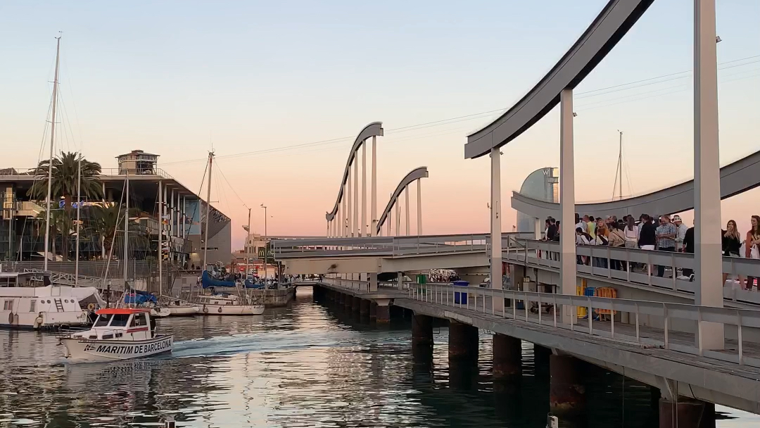 巴萨罗那著名旅游景点rambla de mar的旋转桥