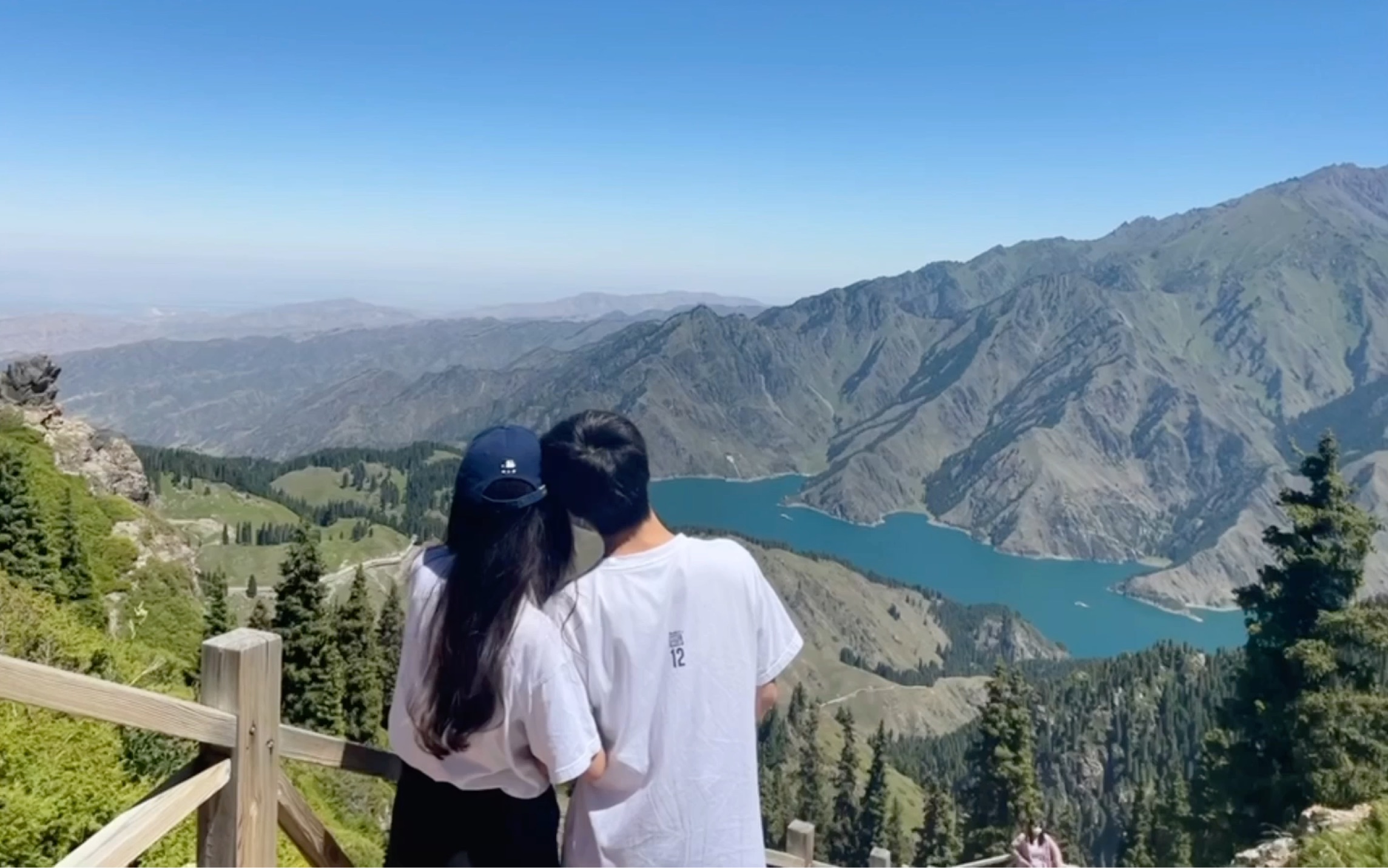 [图]Kiss on the top of the mountain and hug in the sunset.