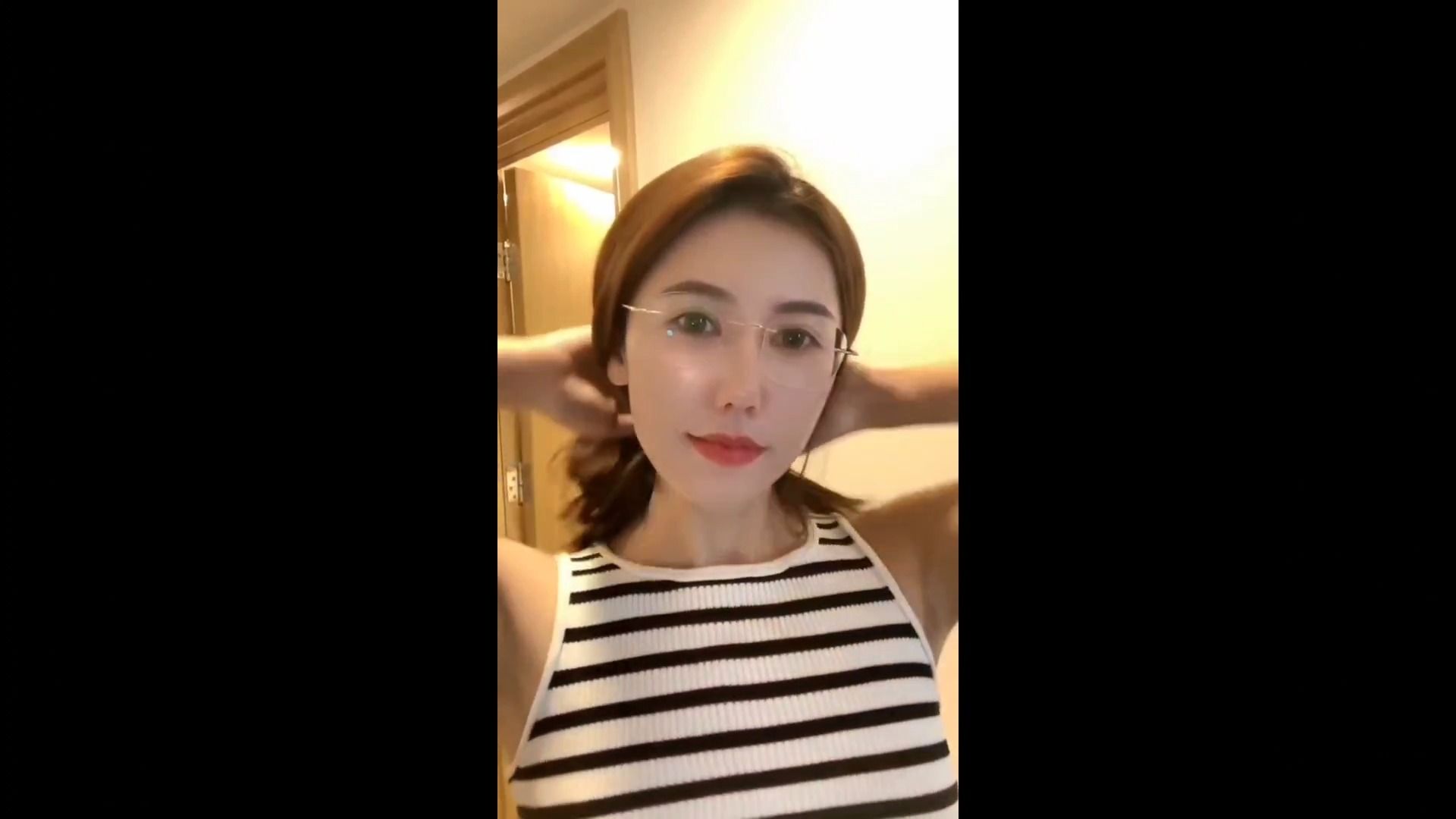 眼镜妹进军网红界传奇,回家相亲被认出,场面一度混乱