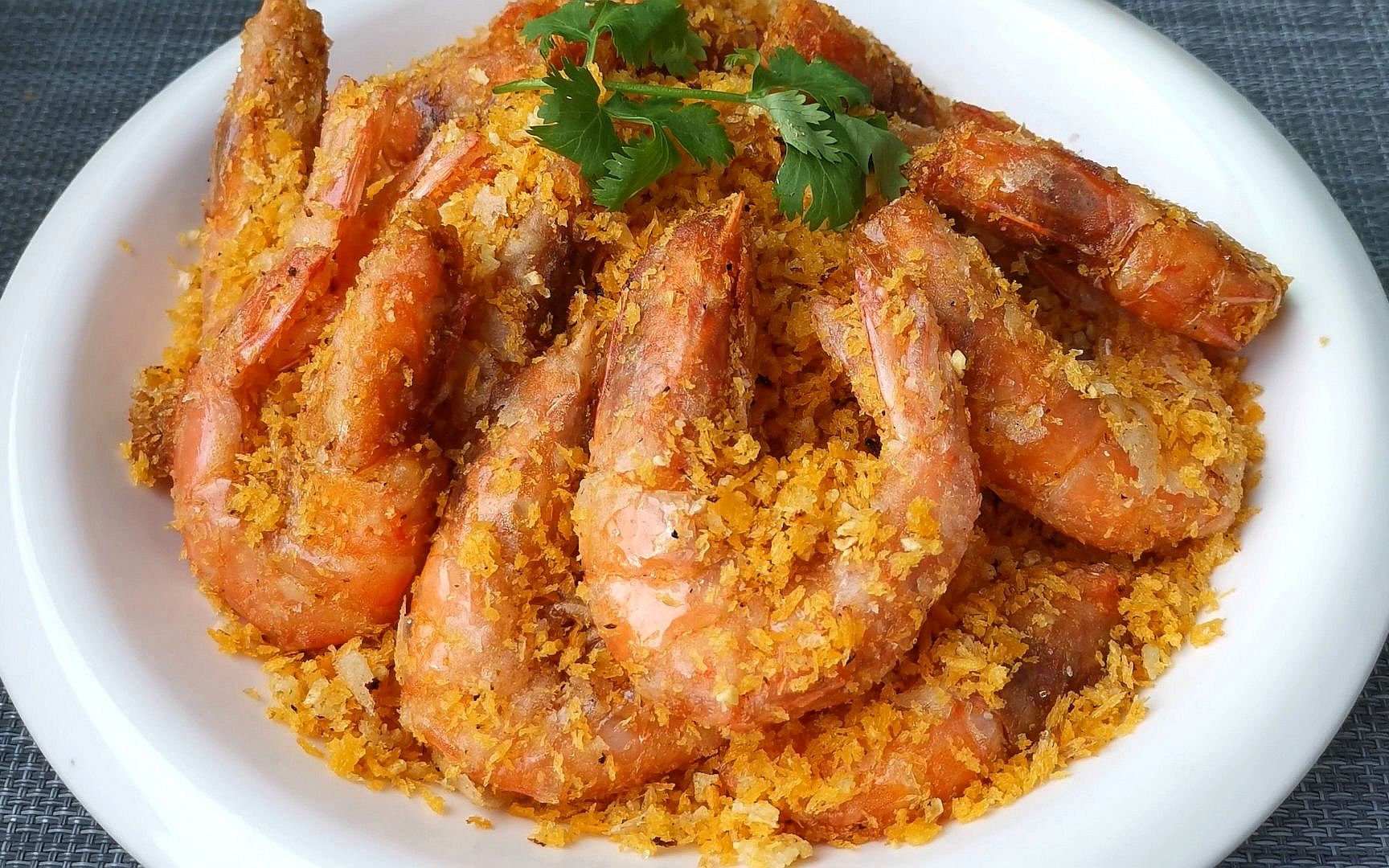 经典粤菜避风塘炒虾,原来这样做才好吃,外酥里嫩,上桌就抢光光