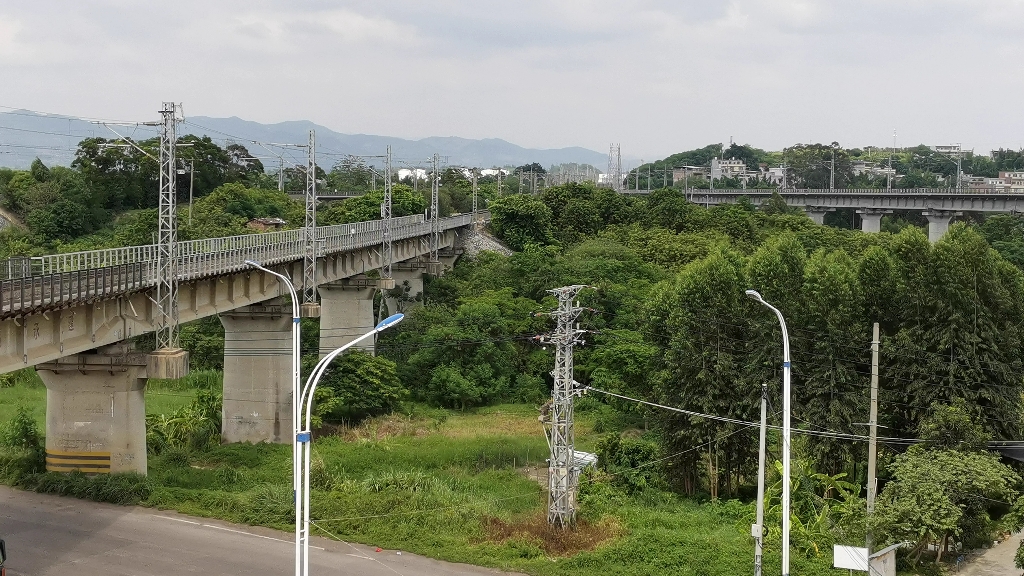 另一列靖西班列驶出田东站