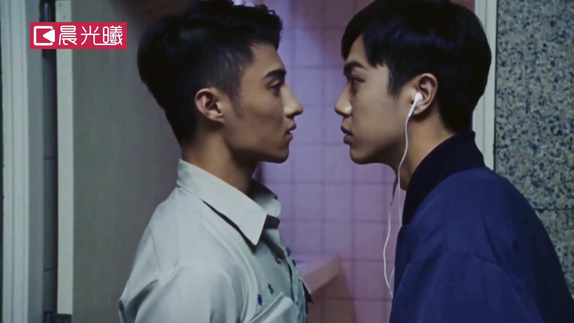 他们在厕所谈了一场隐藏的恋情你好超真实的我们