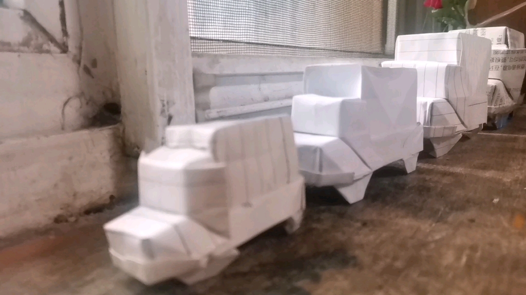 不同大小的折纸卡车