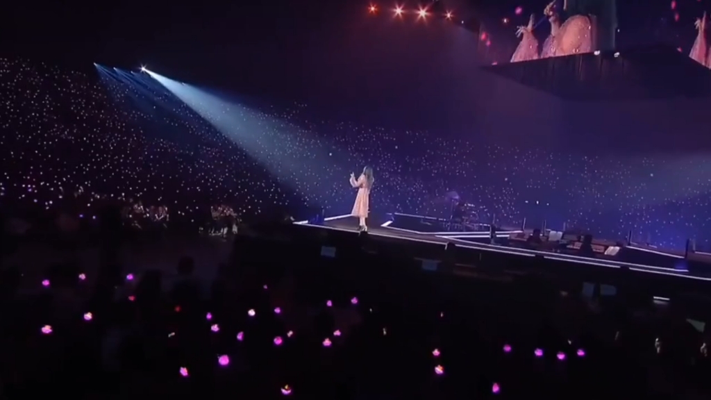 粉裙女神深情献唱,万人演唱会现场!