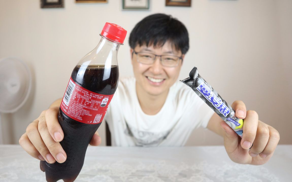 试验大挑战:曼妥思放进可乐,然后将瓶盖拧紧,可乐瓶会炸开吗?