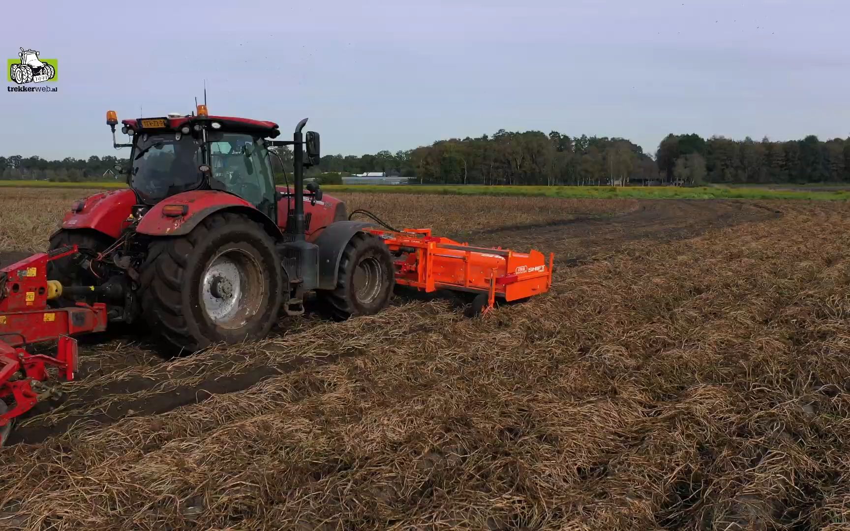 使用新型 shrub shift 1500 铲运拖拉机