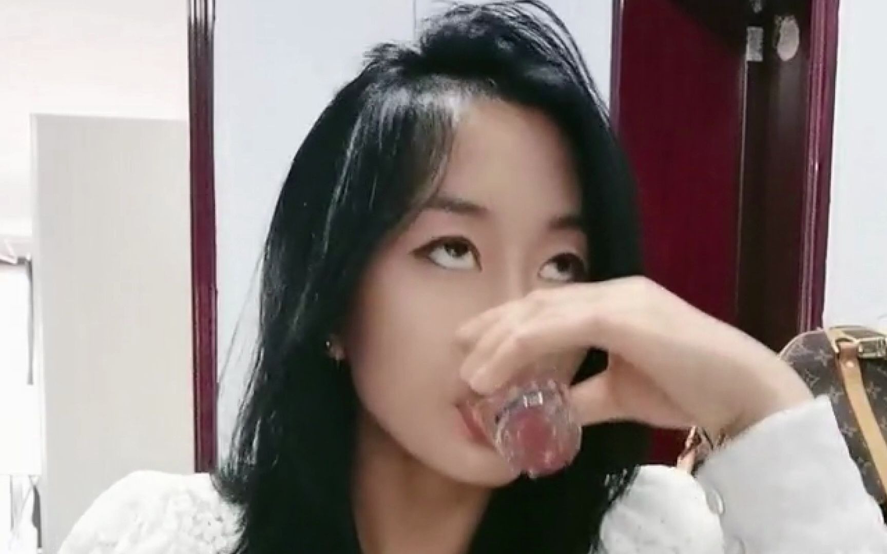 豪爽女和二姨夫拼酒走红为卖酒每天整半斤网友看了都晕