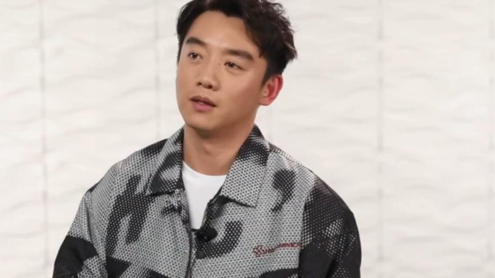 奶爸郑恺大谈带娃感受,却不提老婆苗苗引争议