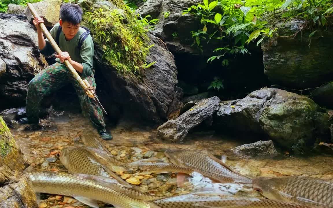 小哥野外鱼叉抓鱼