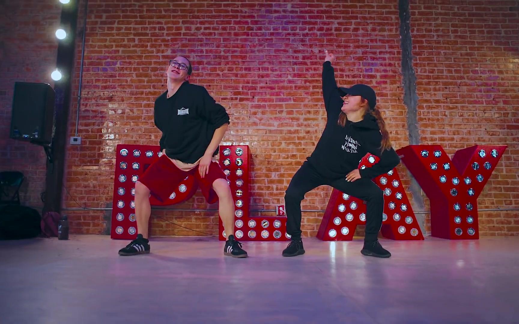 【小身体蕴含大能量】红房子kaelynn客串带感编舞wasnt me_哔哩哔哩