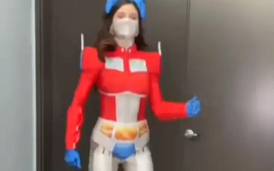 女版擎天柱来了!身材不错,红蜘蛛心动了