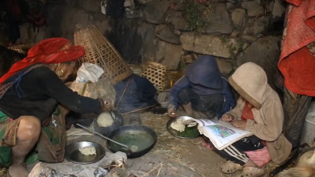 尼泊尔山区荷花家的真实情况,每天水煮野菜不放一滴油,太难了哔哩哔哩bilibili