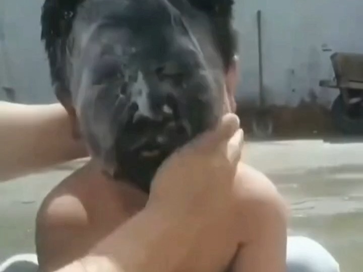 男孩玩喷漆把自己变成包黑炭