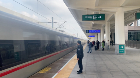 g8686次列车到达内江北站.
