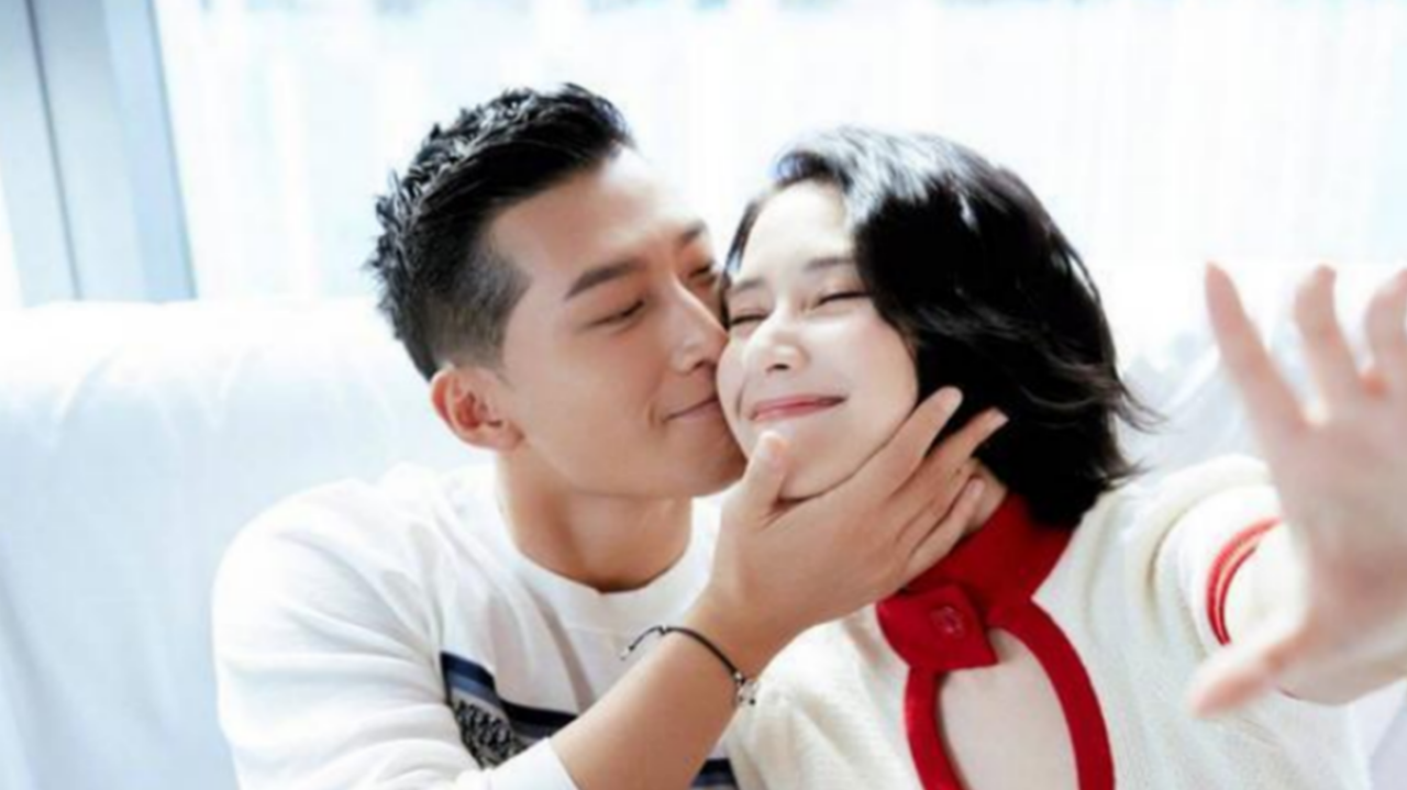 赌王千金何超莲身材好绝!踩恨天高走红毯,肤白貌美双腿细如竹竿