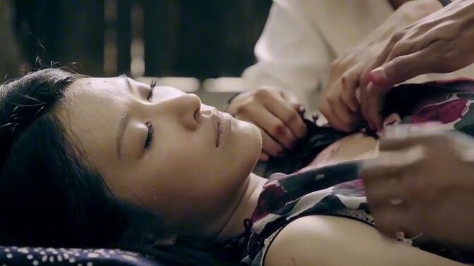 姑娘胸部中弹,来不及送医,战士帮忙脱衣娶