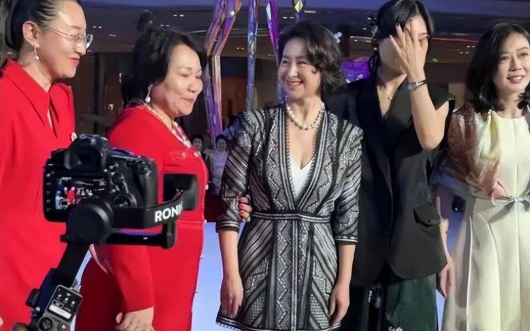 何超琼与孟晚舟罕见同框!经历艰辛的女强人,都有身不由己的使命