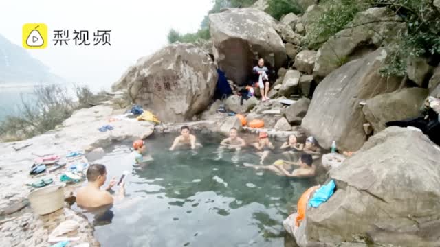 [图]重庆嘉陵江边野温泉成网红，泡温泉赏江景冬泳一条龙 via@一手Video