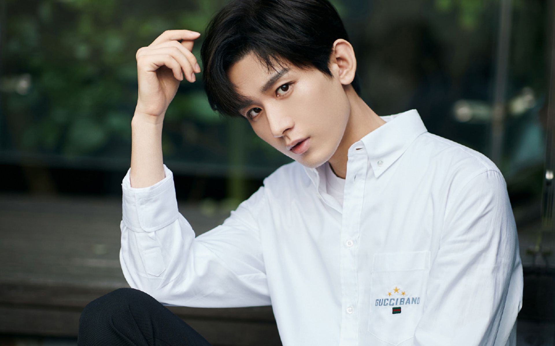 成毅拍戏受伤,被医院的担架从剧组里抬出来