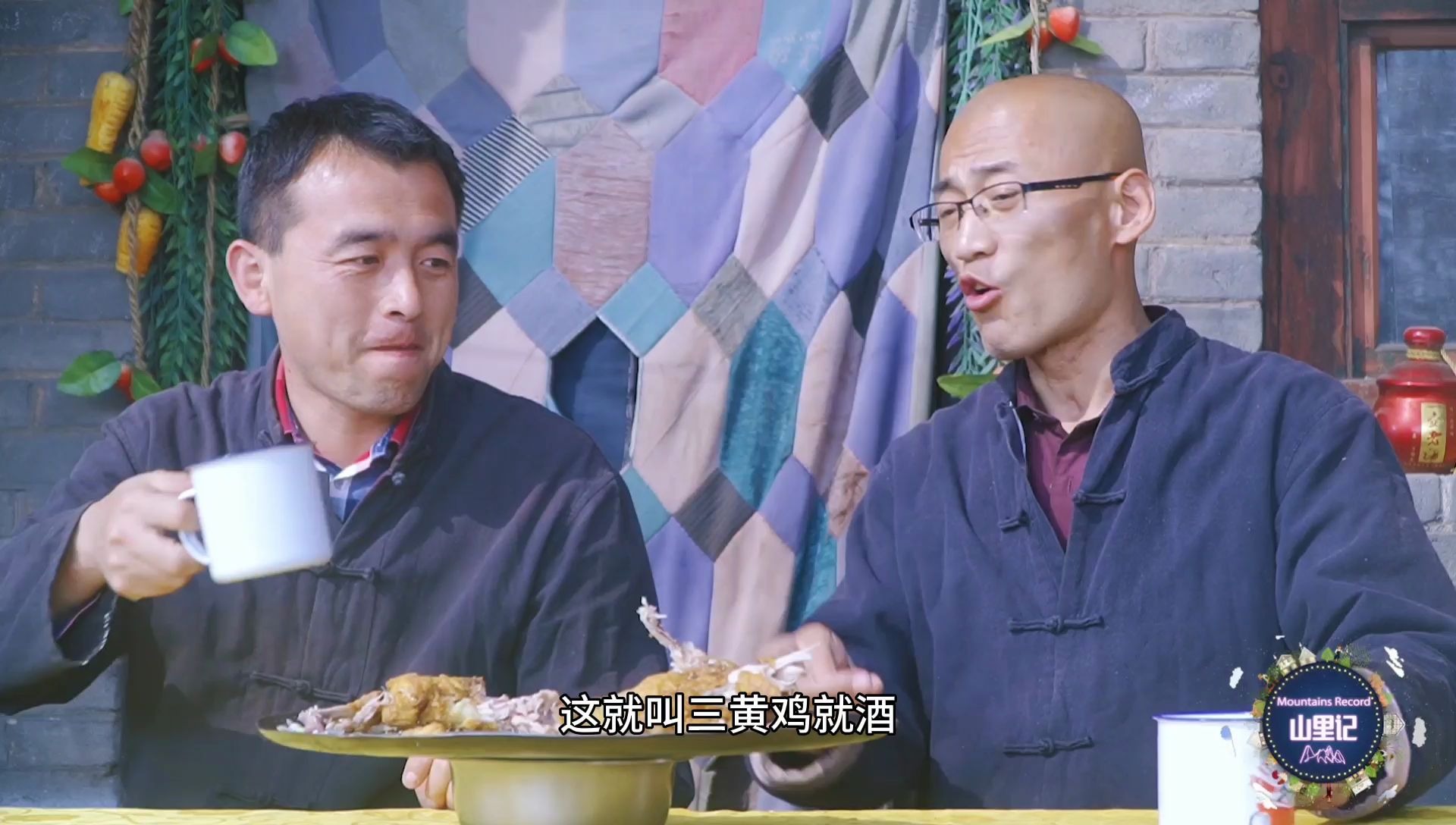 比童子鸡还好吃的三黄鸡金黄酥脆师傅抱着直接啃真香