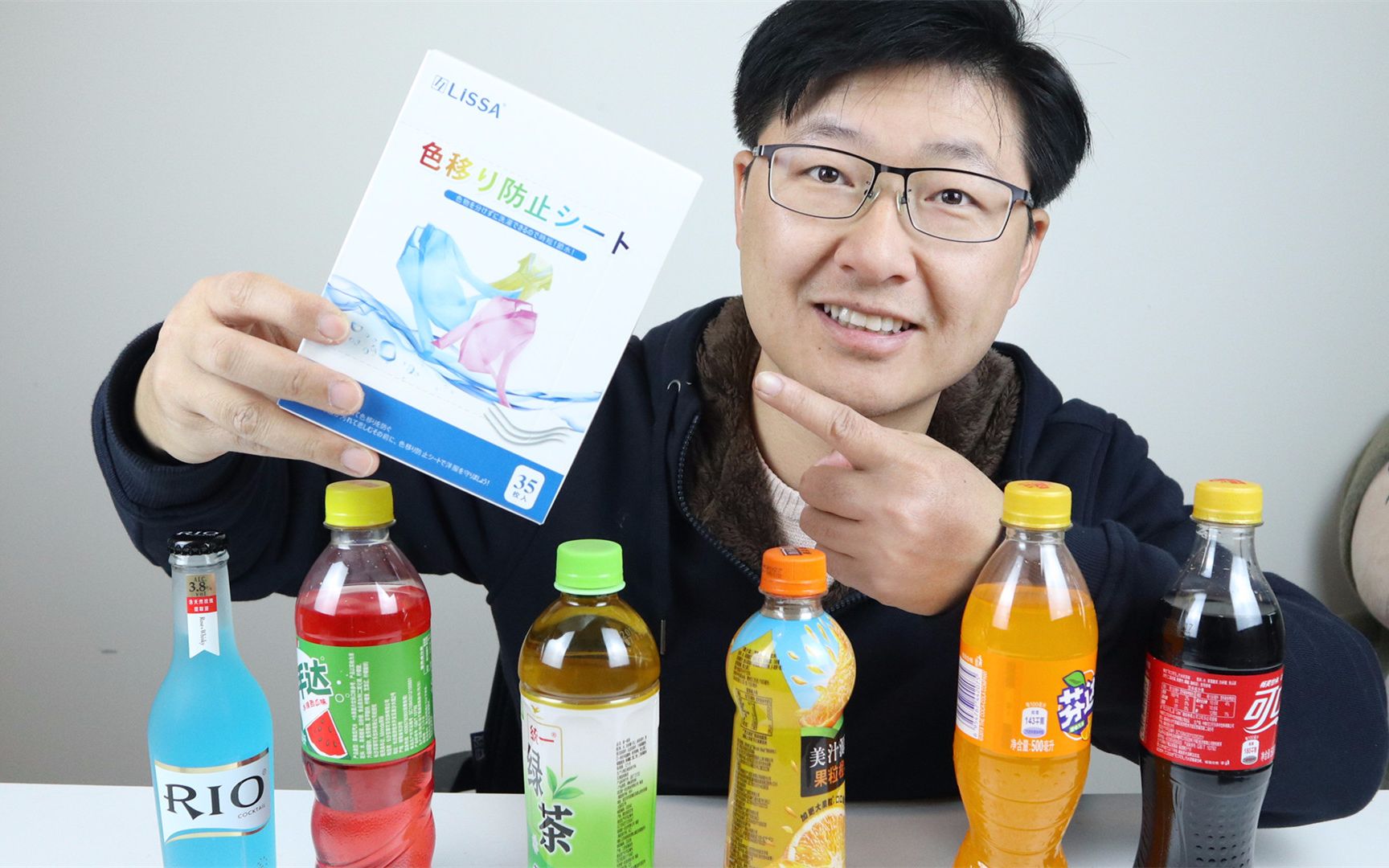 大家常喝的饮料到底有多少人工色素?把色素吸收片放进去,芬达竟变透明