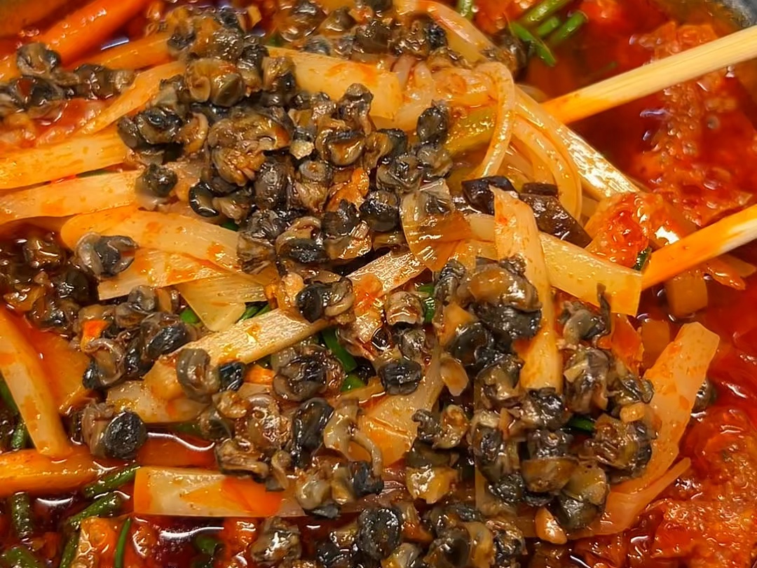 柳州街头螺肉的螺蛳粉,配上各种卤肉绝啦!