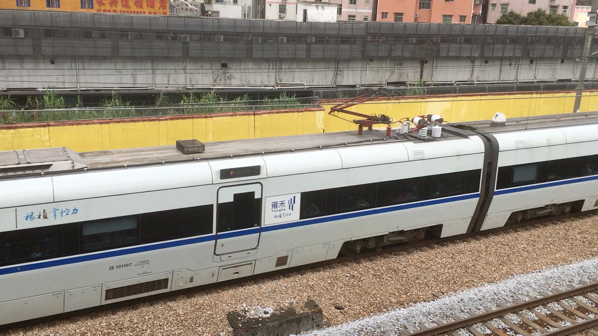 铁道调研和谐号crh1a1011大地铁深圳方向通过广深城际草埔地铁站
