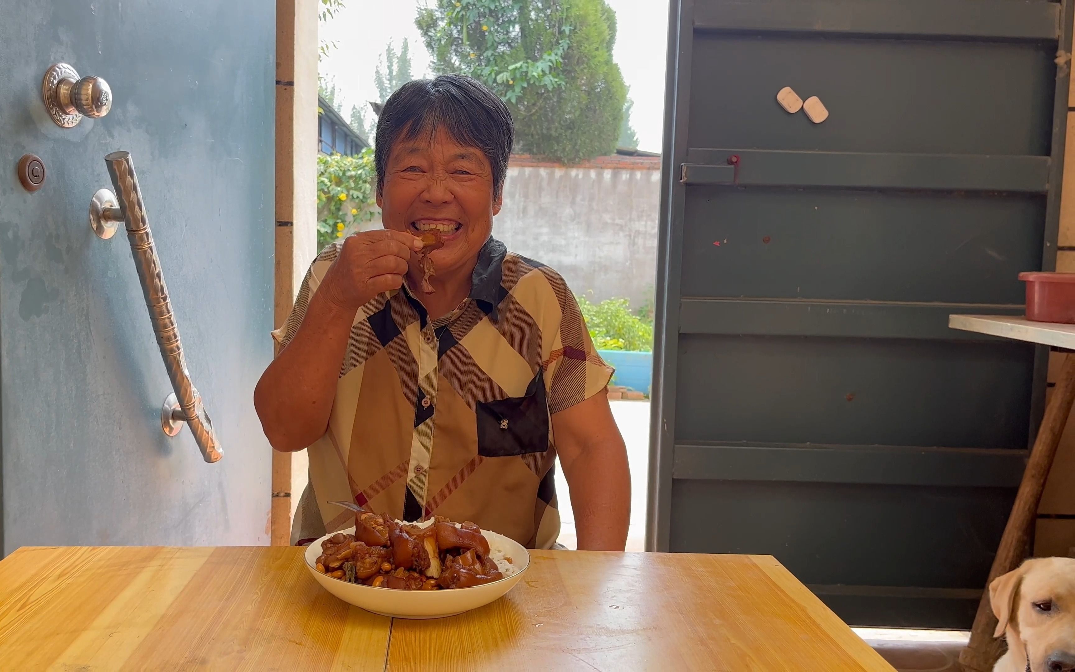 国产自拍:农村小伙地锅黄豆焖猪蹄,咱姥吃的假牙都笑歪了!