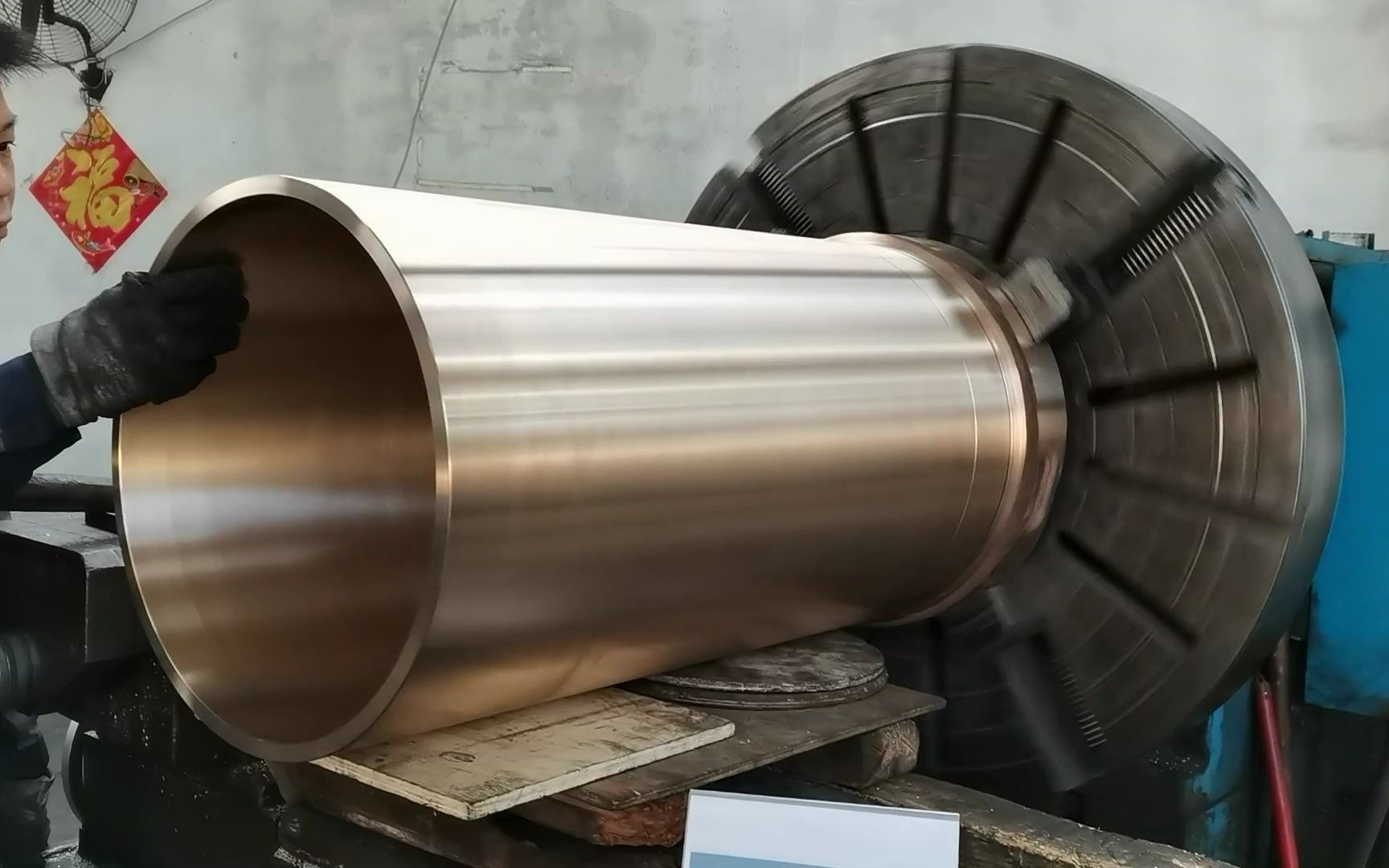 锡青铜材质铸造出的大型铜套,成品加工细节