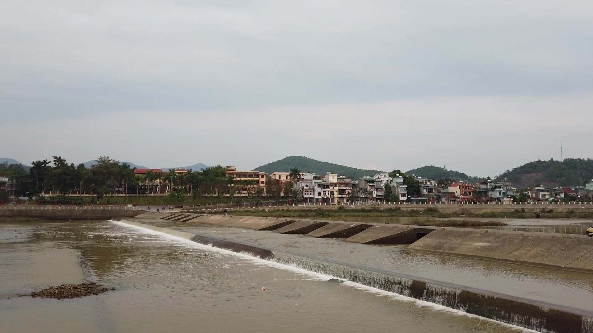 [图]芒街(Móng Cái) 到 先安县(Huyện Tiên Yên)