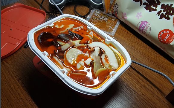 寝室里的自热火锅制作与试吃