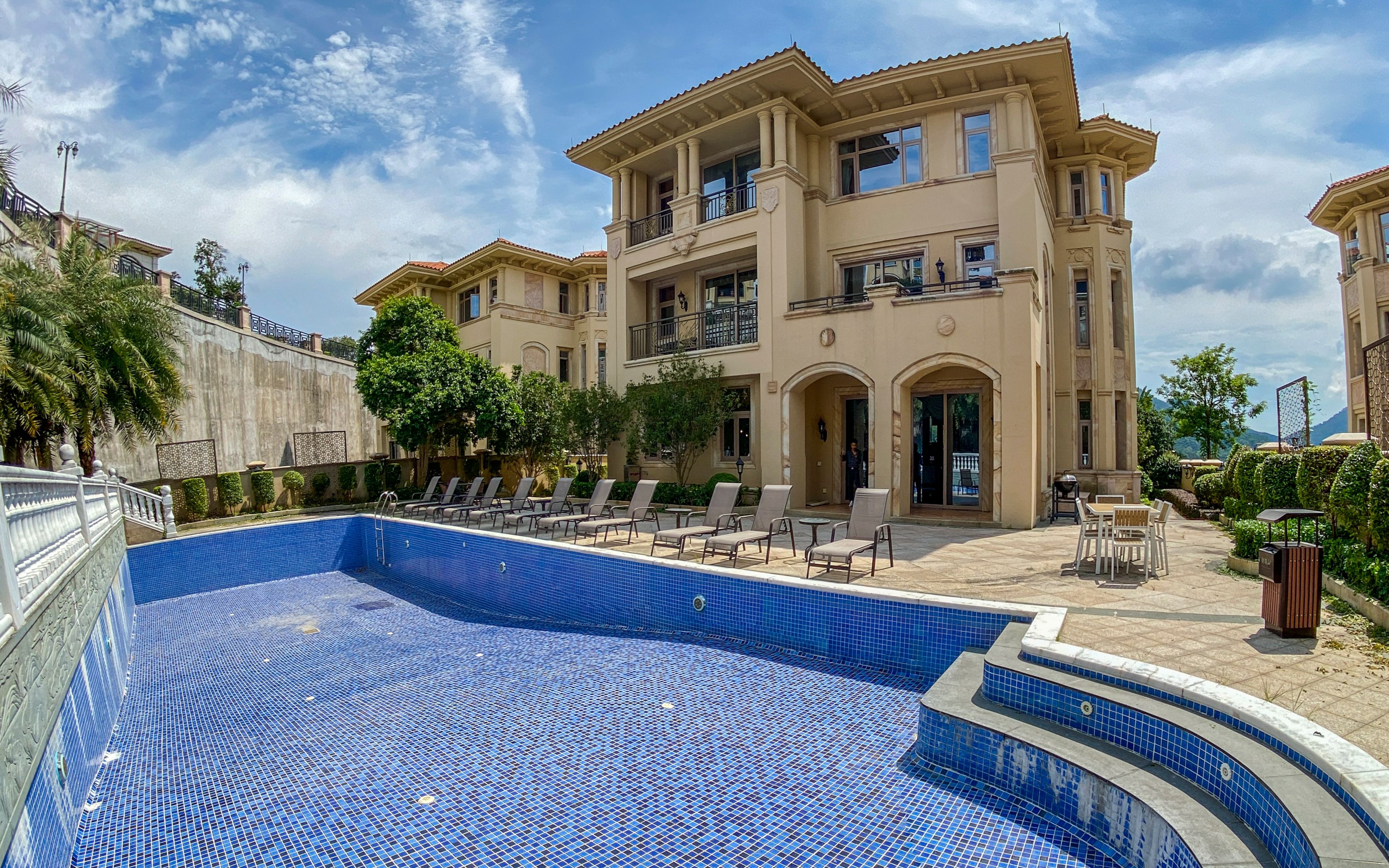 实拍:广州574㎡独栋别墅,800㎡超大花园,1200w的装修来看看值不值