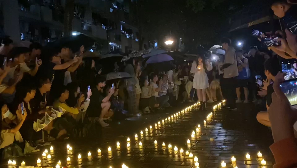 [图]雨夜求婚，大学的浪漫