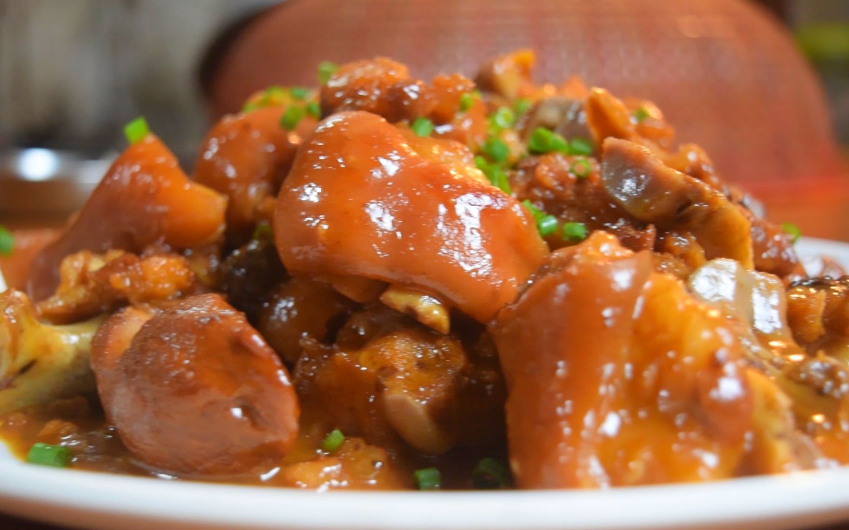 1只猪脚1把话梅,锅里一焖超好吃,做法很简单,学会了做给家人吃_哔哩