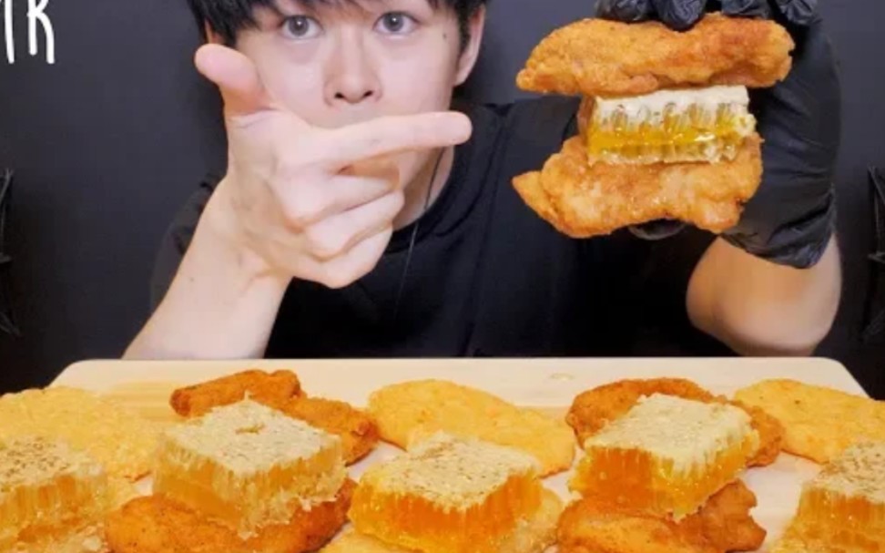 【泪痣美少年/1080p/mukbang】大口吃蜂巢炸鸡排汉堡*金黄酥脆的大块