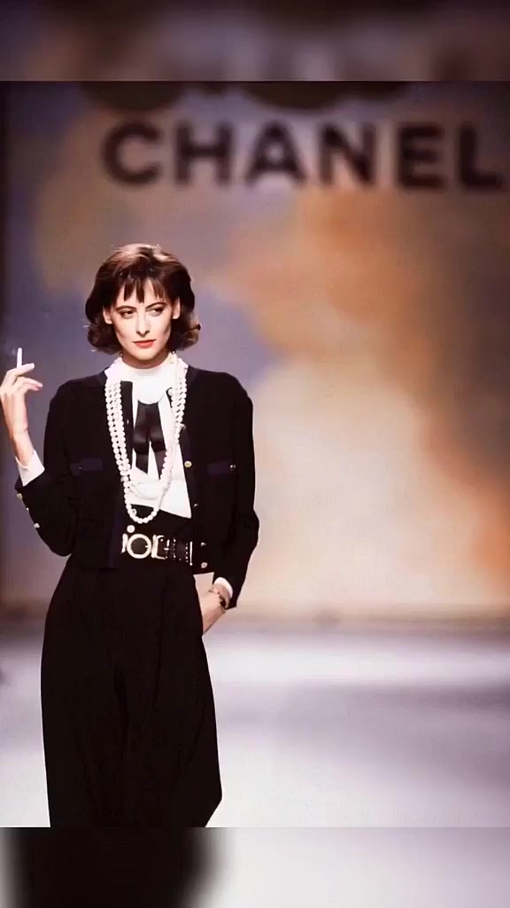 1980年代最出名的法国模特inèsdelafressange在当时的chanel秀场太美