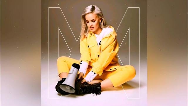 今日推荐anne marie《2002》安姐 笑容可爱 声线迷人,行走的cd