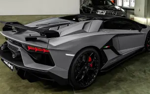 Descargar video: 【4K】战斗灰大牛 - 兰博基尼Aventador SVJ Roadster 2022 - 内饰，外观及声浪欣赏