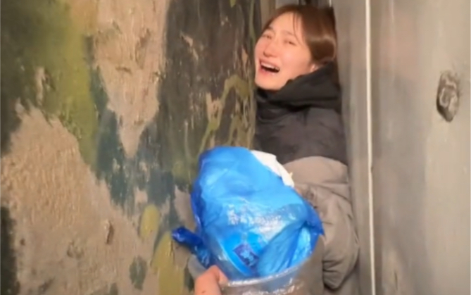 路人：你看我就说这行，对面还是女厕所呢