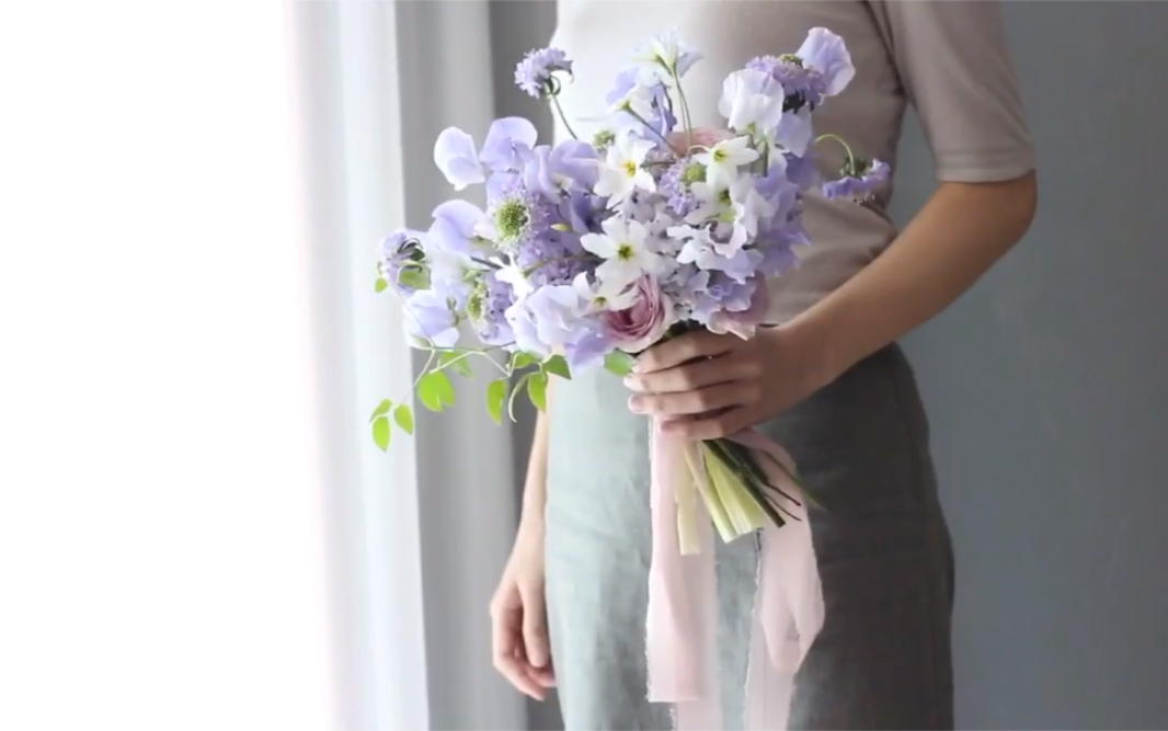 【韩国花艺|教程】紫色系自然风手捧制作From:Florist JinYeong花材:香豌豆 风信子 松虫草 玫瑰 琉璃花哔哩哔哩bilibili