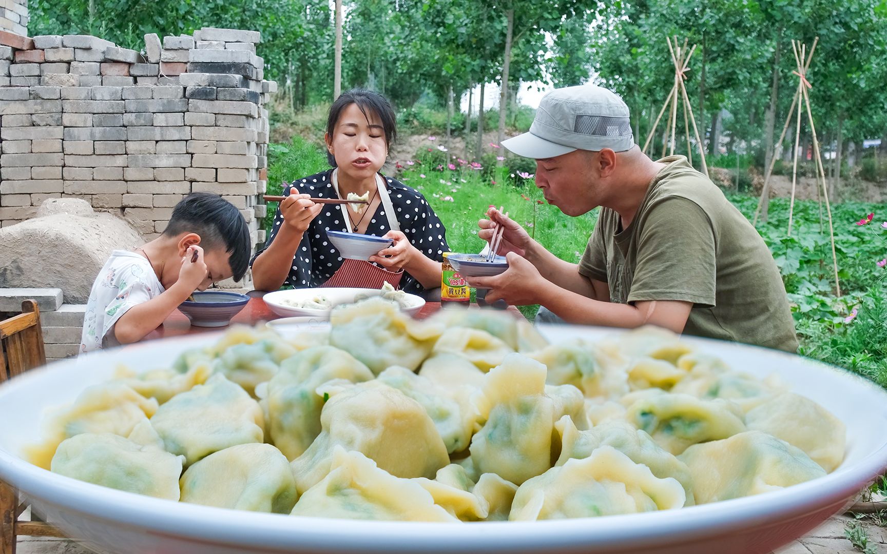 自己种的韭菜长好了,小勇做三鲜馅饺子,蘸着辣椒油吃太鲜美了哔哩哔哩bilibili