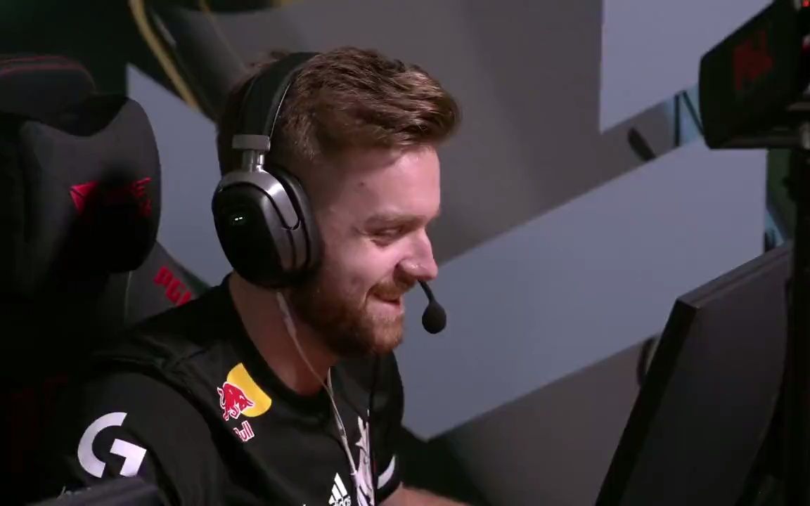 活动  沙鹰王子!niko沙鹰回防2发子弹1v2拿下残局!