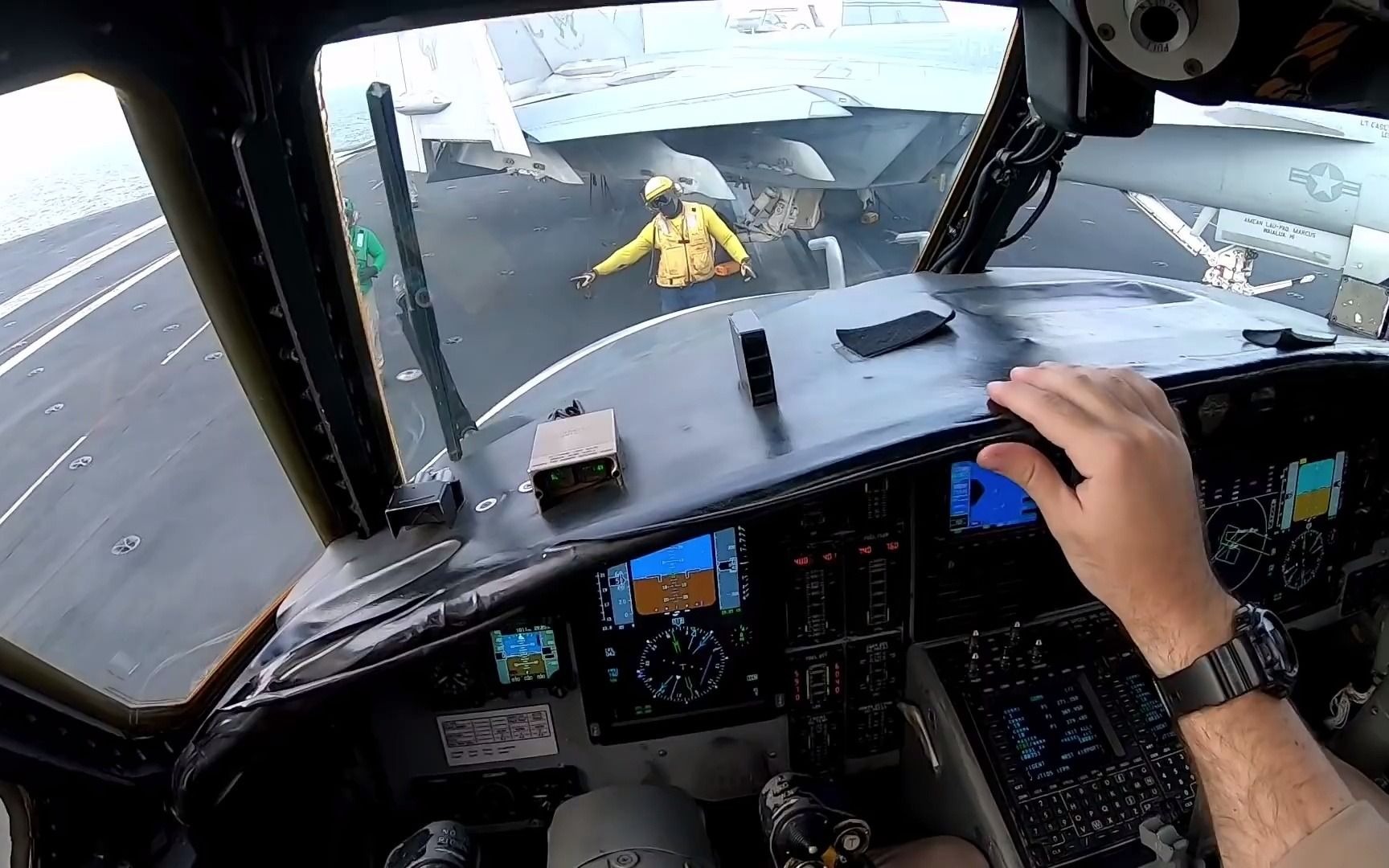 第一视角驾驶e-2c"鹰眼"预警机在北阿拉伯海航空母舰上起飞实拍