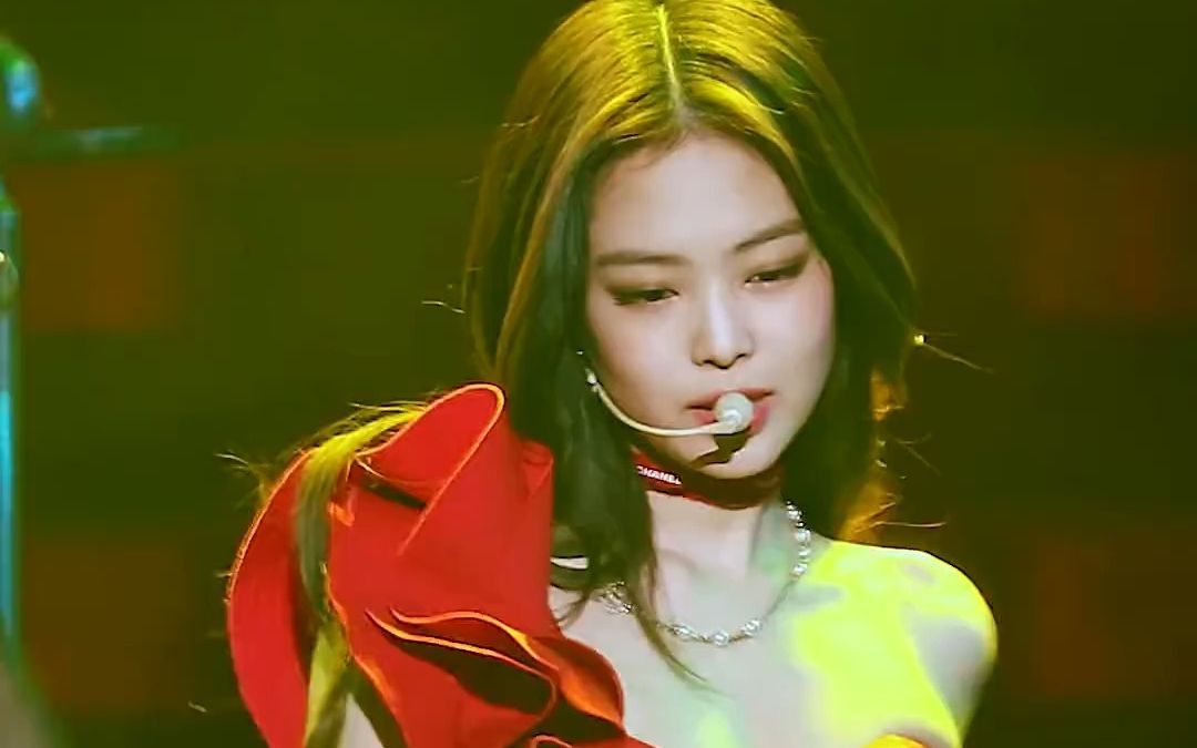 jennie在舞台上表演,三位闺女跟着jennie做动作,太可爱了~#blackpink