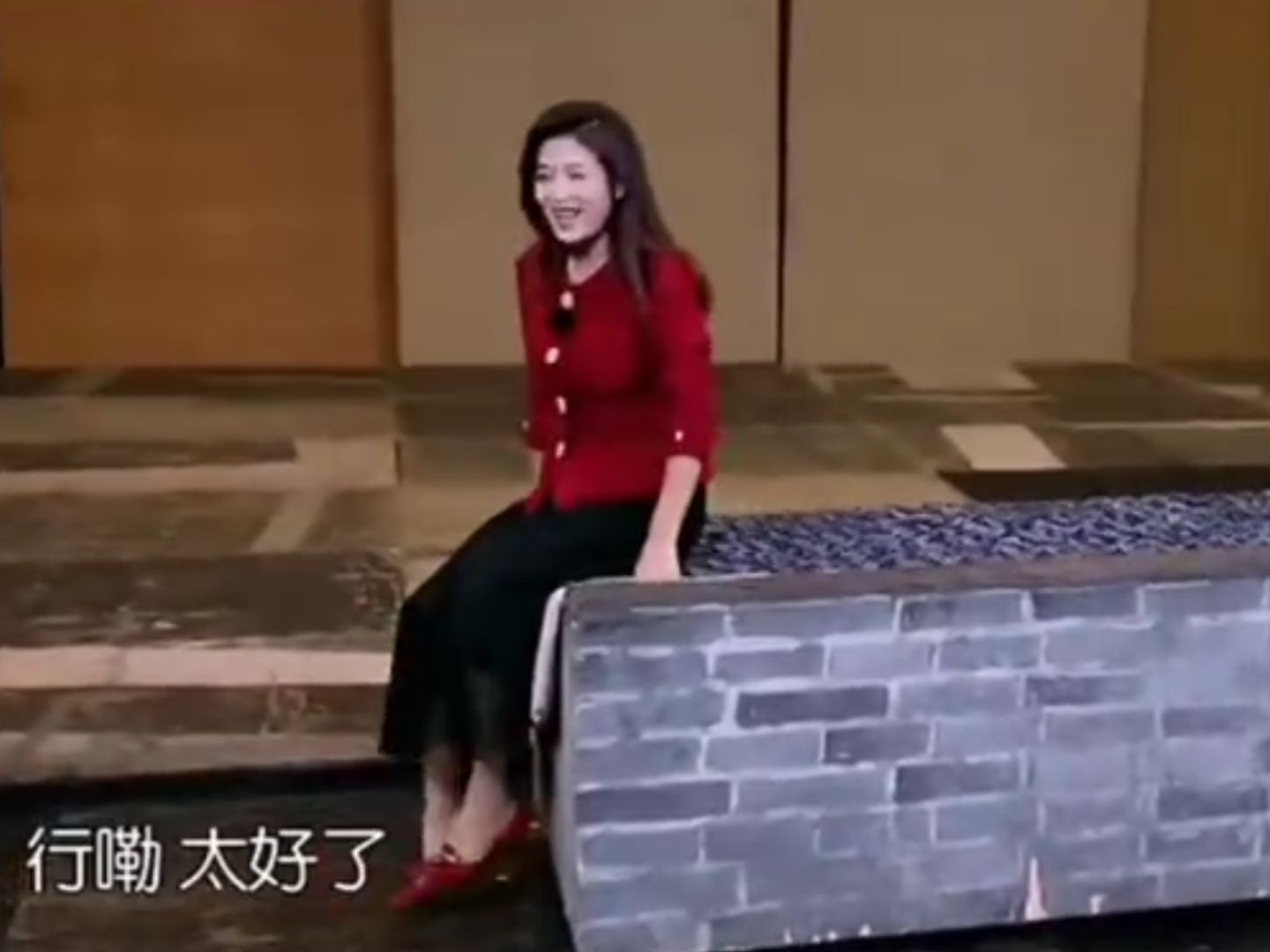春妮的周末时光徐春妮脱高跟鞋肉丝上炕聊天