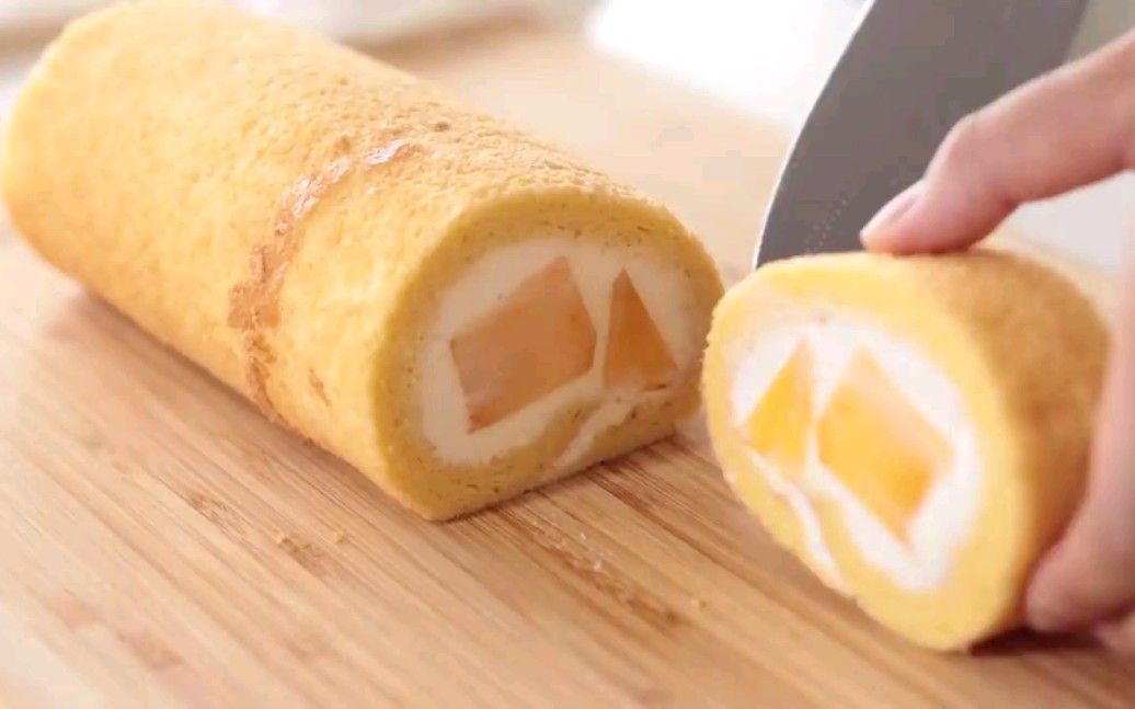 甜点制作芒果瑞士卷