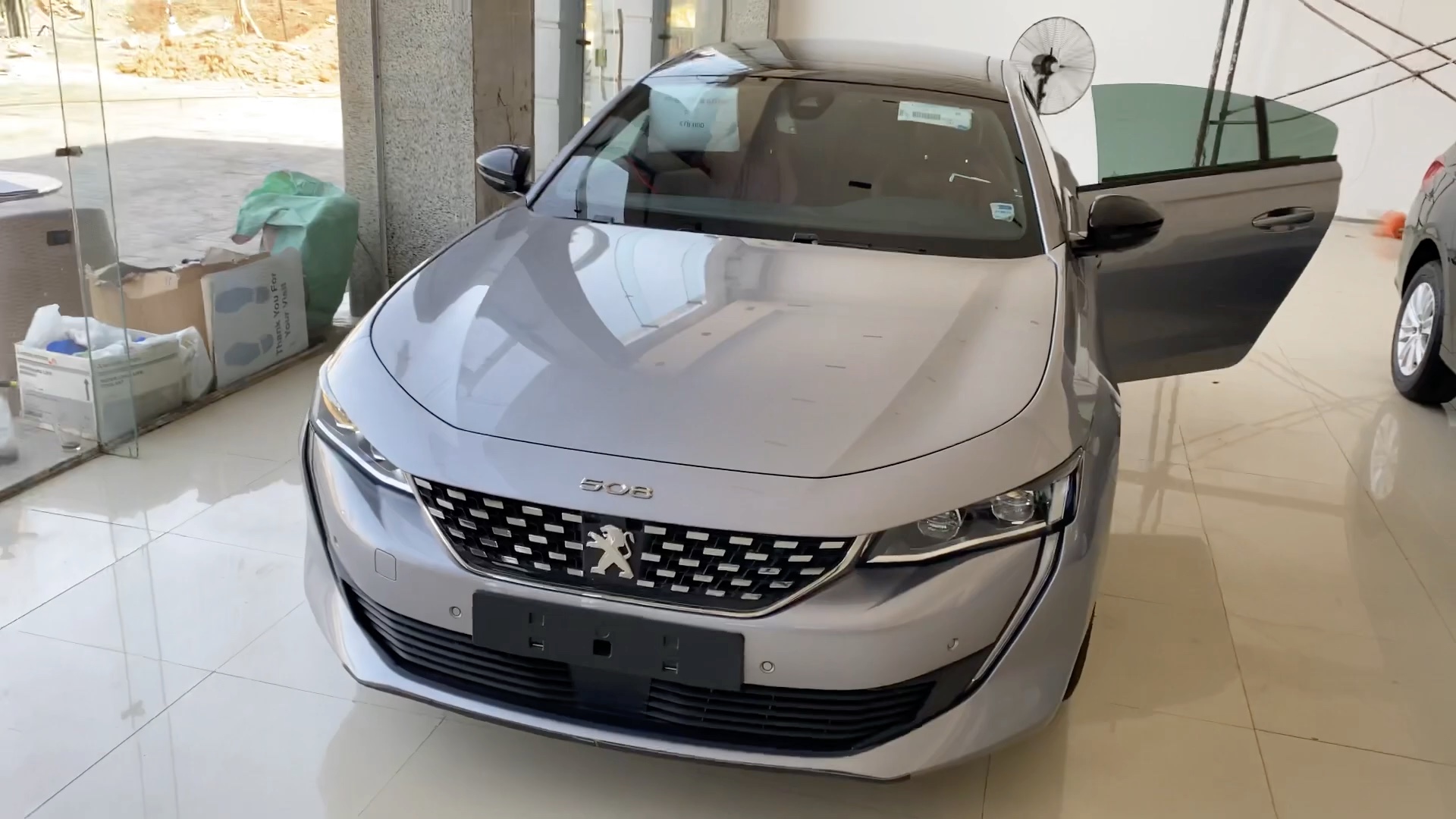 埃及开罗标致店里的508,银色看起来很有质感